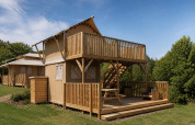 Safari-Zelt 'Shimmer' mit großer Holzterrasse und Balkon bei Arden Parks - Signy l'Abbaye in Frankreich.