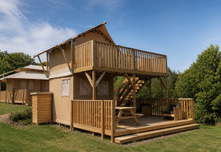 Tente safari « Shimmer » avec grande terrasse et balcon en bois à Arden Parks - Signy l'Abbaye, France.