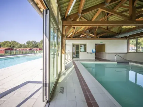 Piscinas cubiertas y al aire libre en Arden Parks - Signy l'Abbaye, parque vacacional en Grand Est, Francia.