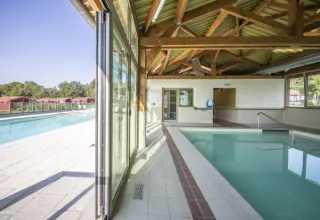 Piscines intérieure et extérieure à Arden Parks - Signy l'Abbaye, parc de vacances en Grand Est, France.