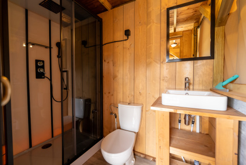 Bagno nella tenda Safari 2 a Lauwersmeer, Paesi Bassi, con doccia, wc e lavandino moderno.