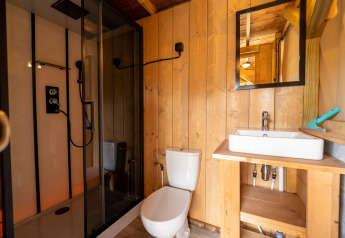 Baño en la tienda Safari 2 en Lauwersmeer, Países Bajos, con ducha, inodoro y lavabo moderno.