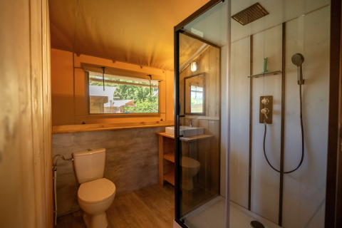Bagno nella tenda Safari 4 al Lauwersmeer, Paesi Bassi, con doccia, WC e lavandino moderno.