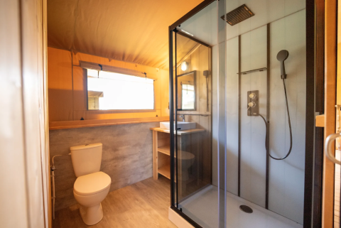 Bagno della tenda Safari 8 a Lauwersmeer, Paesi Bassi, con doccia, WC e lavabo moderno.