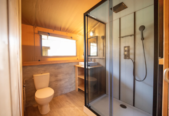 Bagno della tenda Safari 8 a Lauwersmeer, Paesi Bassi, con doccia, WC e lavabo moderno.