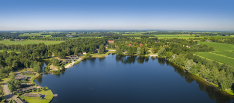 Vue aérienne d'un lac paisible bordé de champs et de forêt près de Hoge Hexel, Overijssel, Pays-Bas.