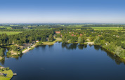 Vue aérienne d'un lac paisible bordé de champs et de forêt près de Hoge Hexel, Overijssel, Pays-Bas.