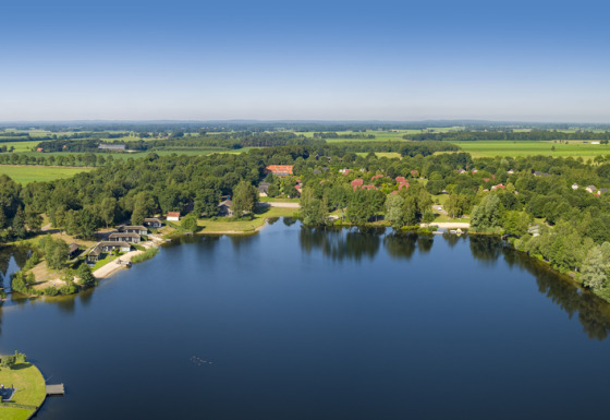 Vue aérienne d'un lac paisible bordé de champs et de forêt près de Hoge Hexel, Overijssel, Pays-Bas.