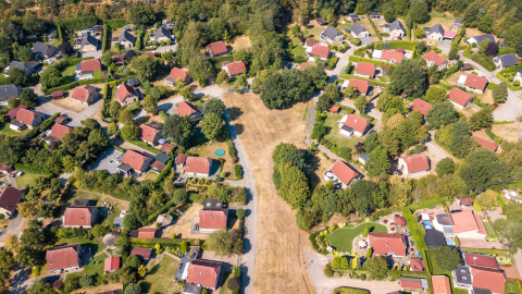 Vue aérienne du parc de vacances Tolplas à Overijssel, Pays-Bas, avec maisons toits rouges et arbres verts.