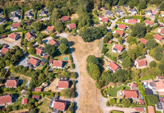 Vue aérienne du parc de vacances Tolplas à Overijssel, Pays-Bas, avec maisons toits rouges et arbres verts.
