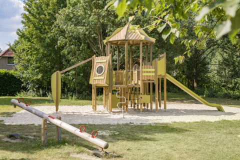 Aire de jeux avec toboggan, balançoire et structure d’escalade à Tolplas, Overijssel, Pays-Bas.