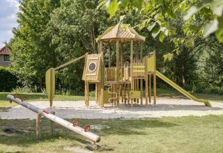 Spielplatz mit Rutsche, Wippe und Kletterturm im Tolplas Ferienpark, Overijssel, Niederlande, im Grünen.