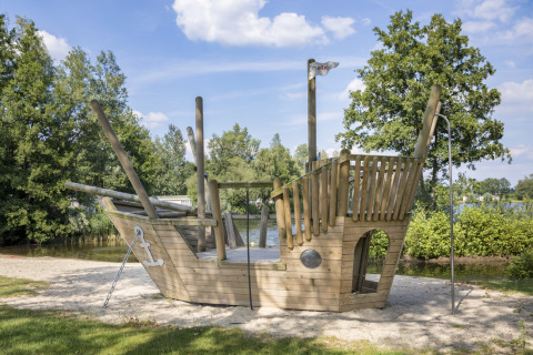 Bateau en bois sur l’aire de jeux au parc de vacances Tolplas à Overijssel, Pays-Bas, près d’un lac.