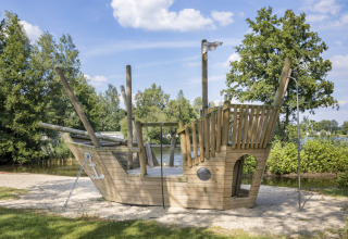 Bateau en bois sur l’aire de jeux au parc de vacances Tolplas à Overijssel, Pays-Bas, près d’un lac.