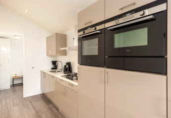 Moderne køkkenfaciliteter i en lodge på Schipbeek 6, Tolplas, Holland med ovne og gaskomfur.