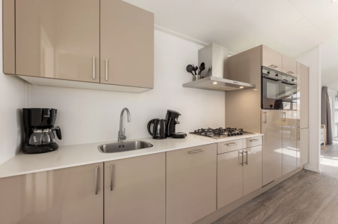 Cuisine moderne du lodge Schipbeek 6 à Tolplas, Pays-Bas, avec four, plaque de cuisson et cafetière.