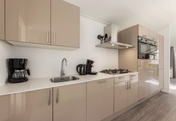 Cuisine moderne du lodge Schipbeek 6 à Tolplas, Pays-Bas, avec four, plaque de cuisson et cafetière.