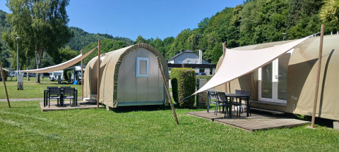 Twee Coco Sweet safaritenten met houten terrassen en schaduwdoeken bij Camping Floreal La Roche-en-Ardenne, België.