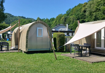 Due tende safari Coco Sweet con terrazze in legno e tende da sole al Camping Floreal La Roche-en-Ardenne, Belgio.