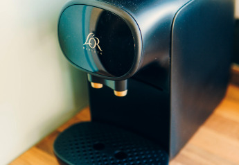 Machine à café sur plan de travail dans Koya Tiny Loft à Wilsumer Berge, Allemagne, pour petits espaces.
