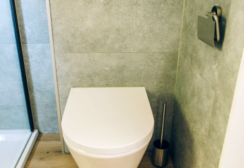 Toilettes suspendues modernes avec sol en bois dans la salle de bain du Koya Tiny Loft, Wilsumer Berge, Allemagne.