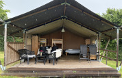 Safari telt på Camping de Regenboog i Tjekkiet med overdækket veranda, siddepladser og senge indenfor.