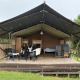 Tenda safari presso Camping de Regenboog in Repubblica Ceca con veranda coperta, letti e sedie visibili.