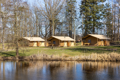 Tiendas safari junto al lago en Hunzepark, Países Bajos, perfectas para acampar en la naturaleza.