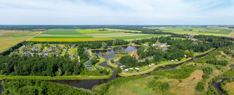 Vista aérea de Hunzepark, un parque vacacional en Drenthe, Países Bajos, rodeado de naturaleza verde.