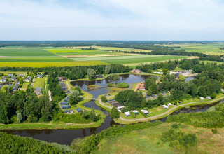 Vista aérea de Hunzepark, un parque vacacional en Drenthe, Países Bajos, rodeado de naturaleza verde.