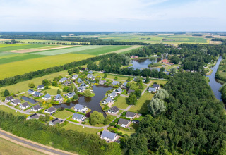 Luftfoto af Hunzepark, en feriepark i Drenthe, Holland, omgivet af vandløb, skov og marker.