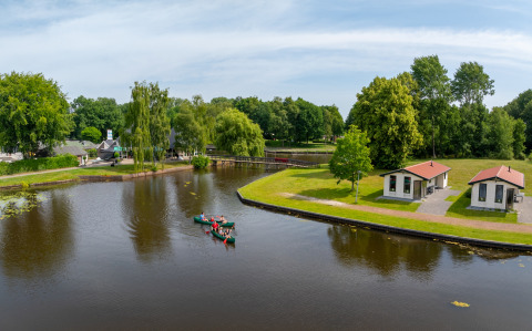Vista aérea del parque vacacional Hunzepark en Drenthe, Países Bajos, con canoas y zonas verdes.
