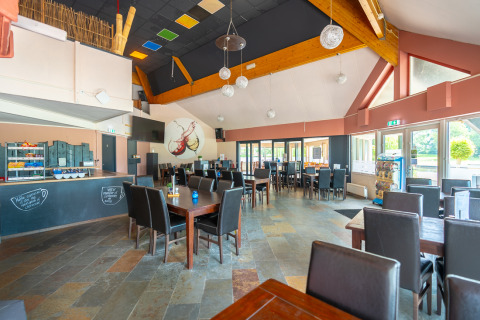 Salle à manger moderne et lumineuse au Hunzepark, parc de vacances à Drenthe, Pays-Bas, avec décoration chaleureuse.