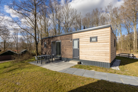 Chalet Comfort 6 presso Hunzepark nei Paesi Bassi, moderno lodge in legno con terrazza all'aperto.
