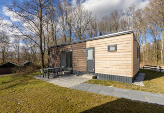 Chalet Comfort 6 presso Hunzepark nei Paesi Bassi, moderno lodge in legno con terrazza all'aperto.