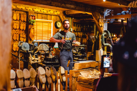 Un hombre demuestra cómo fabricar zuecos holandeses en un taller tradicional en Callassande, Holanda Norte.