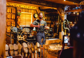 Un hombre demuestra cómo fabricar zuecos holandeses en un taller tradicional en Callassande, Holanda Norte.