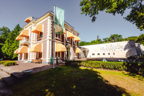 Billede af Kranenburgh-museet i Bergen, tæt på Callassande-ferieparken i Nordholland, Holland, solrige dag.
