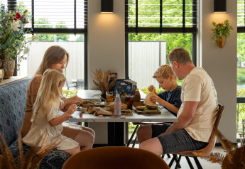 Famiglia che gusta un pasto nella Villa Maritiem al MarinaPark Bad Nederrijn nei Paesi Bassi.