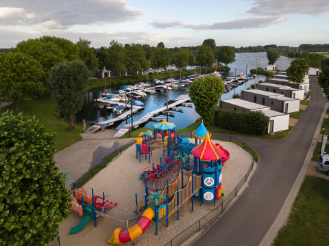 Kleurrijke speeltuin, marina en moderne villa’s bij Villa «Maritiem» in MarinaPark Bad Nederrijn, Nederland.