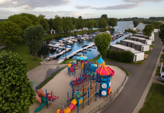 Kleurrijke speeltuin, marina en moderne villa’s bij Villa «Maritiem» in MarinaPark Bad Nederrijn, Nederland.