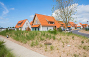 Casas de vacaciones modernas con techos naranjas en Breeduyn Village, West Flandes, Bélgica.