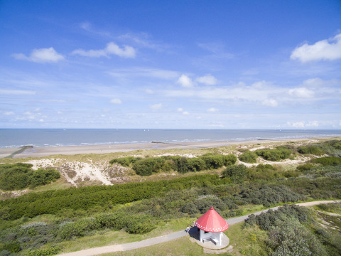Vista panorámica de la playa y la costa en Breeduyn Village, parque vacacional en Flandes Occidental, Bélgica.