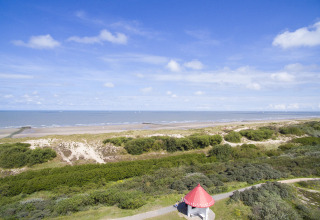 Udsigt over stranden og kysten ved Breeduyn Village, feriepark i West Flandern, Belgien, på en solskinsdag.