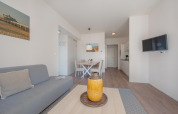 Sala luminosa y moderna de la Lodge 6 en Breeduyn Village, Bélgica, con comedor y zona de cocina abierta.