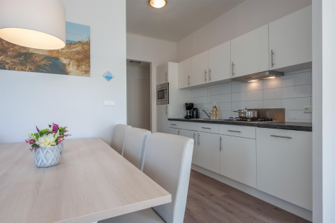 Helle, moderne Küche mit Essbereich in der Lodge 6 des Breeduyn Village in Belgien, schlicht und gemütlich.
