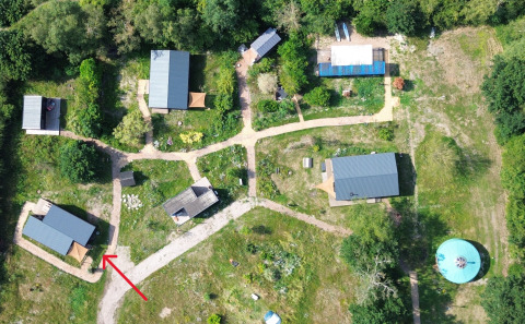 Vista aerea di SlowLodge 2 a Zomerlicht, Paesi Bassi, con una freccia rossa che indica una cabina.