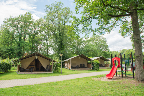 Tende familiari e scivolo rosso al Camping de Haer, villaggio vacanze a Overijssel, Paesi Bassi.