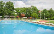 Piscina all'aperto e area giochi variopinta al Camping de Haer nel verde di Overijssel, Paesi Bassi.