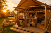 Safari glampingtent bij vakantiepark Eigen Wijze in Nederland, mensen relaxen bij zonsondergang.